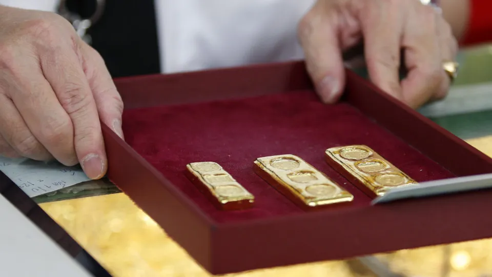 Ouro e prata registam fortes quedas depois de máximos