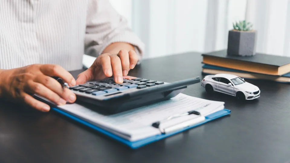 Paga a 1.ª prestação, vende o carro e depois? O que vai