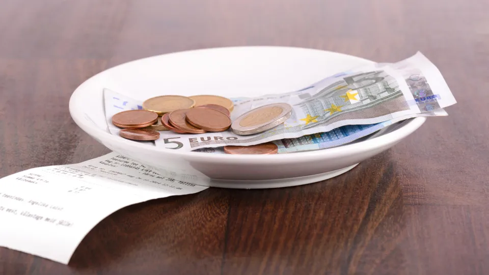 "Prática é importada": É obrigatório pagar gorjeta se vier