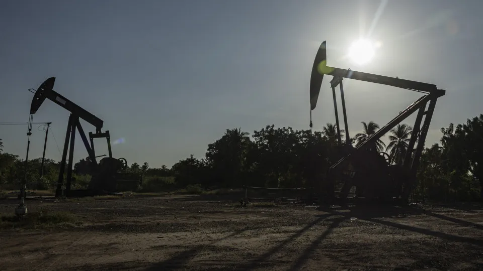 Procura global de petróleo aumenta cerca de 850.000