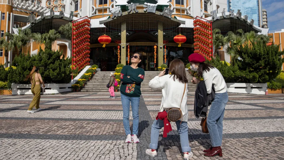 Receitas do jogo em Macau sobem 24% para 2,37 mil milhões em
