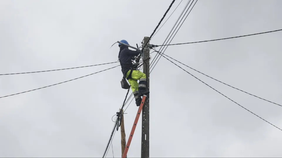 Um total de 33 mil clientes da E-Redes sem energia no início