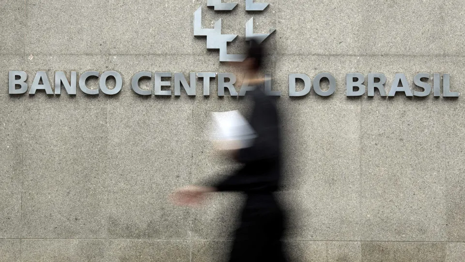 Banco Central do Brasil prevê mais inflação e menos