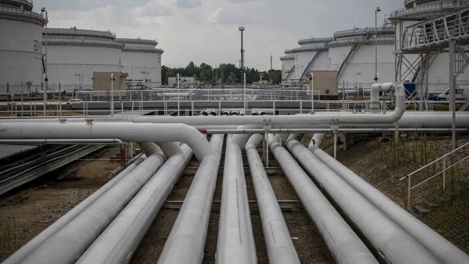 Barril de Brent ultrapassa 85 dólares e atinge máximo de