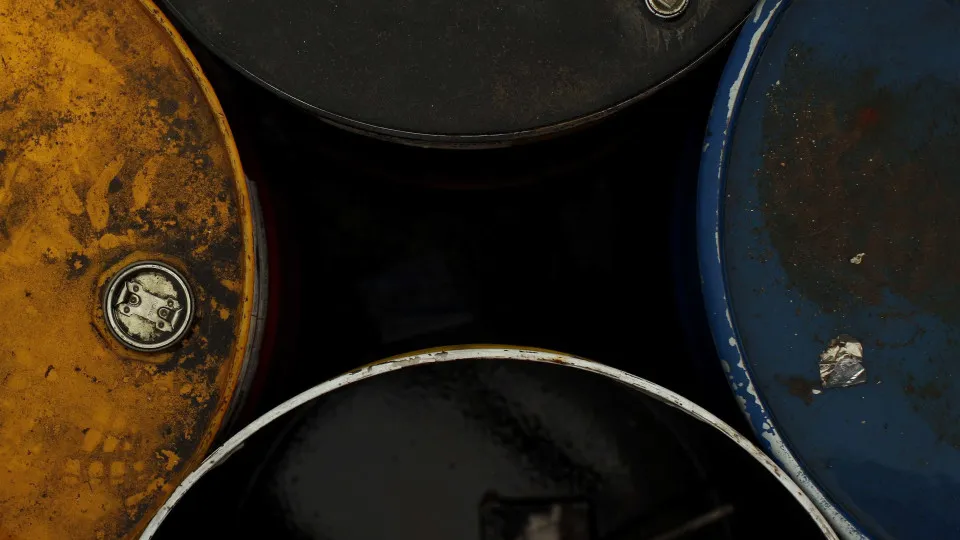 Barril de petróleo Brent sobe 55% após primeiro mês de