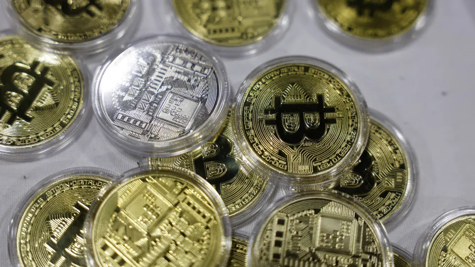 Bitcoin sobe 5% e recupera níveis de janeiro nos 71.000