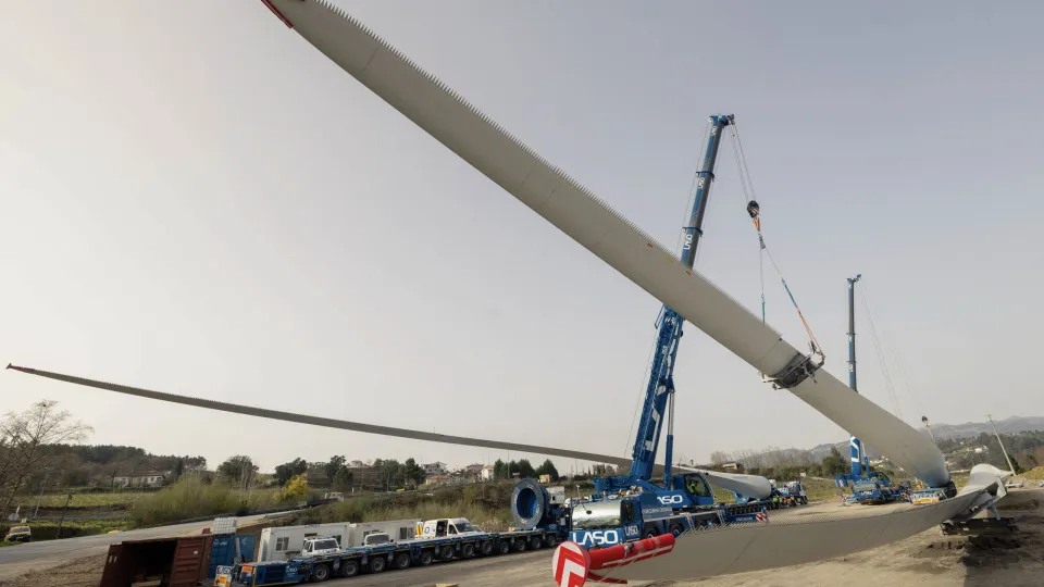 "Blade lifter": Sistema inovador transporta pás eólicas de