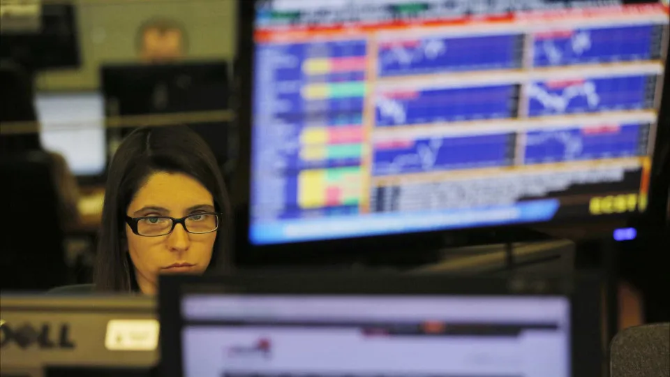 Bolsas europeias de novo em vermelho e petróleo em alta