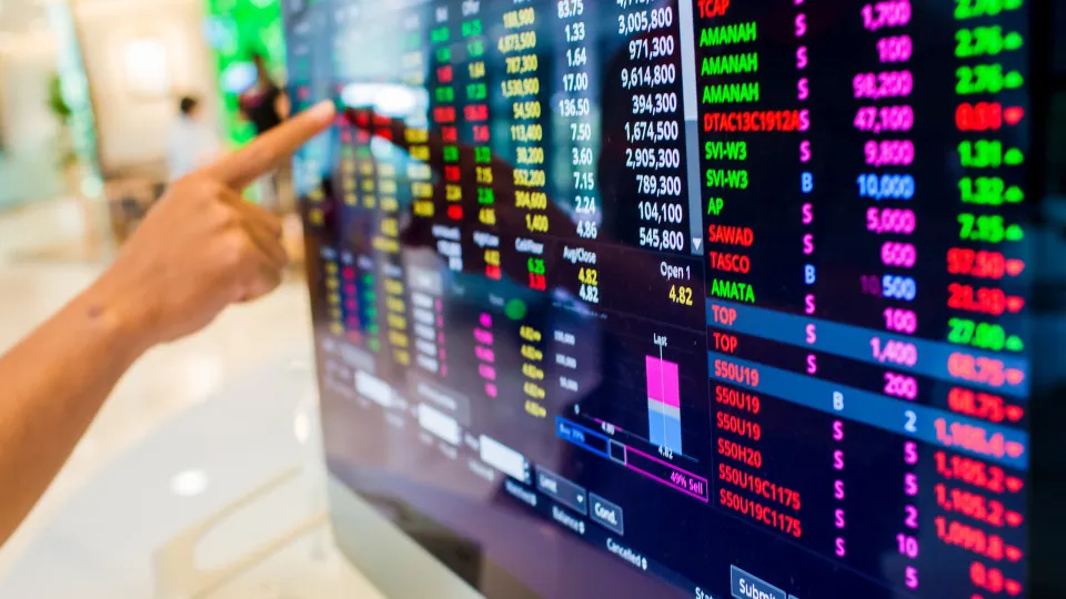 Bolsas europeias em forte alta devido à queda do preço do
