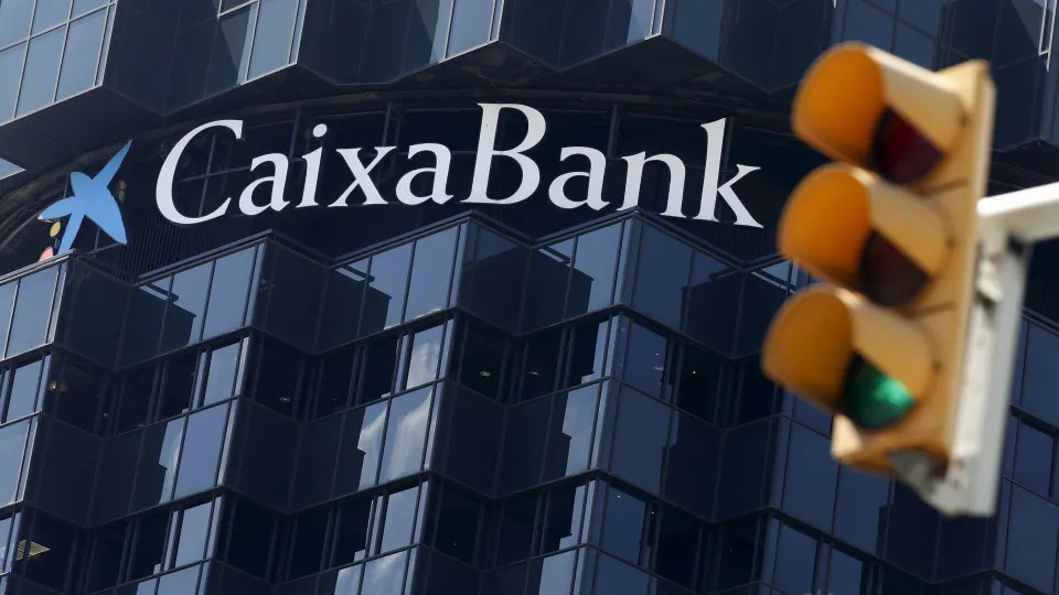 CaixaBank mantém objetivos para 2025-27 apesar de incerteza