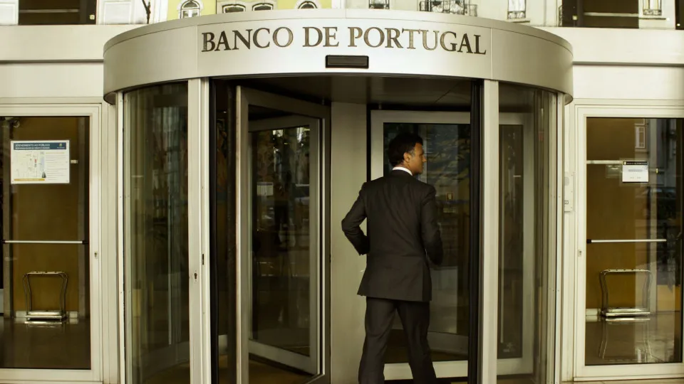 Casais e jovens com menos rendimentos recorrem mais à