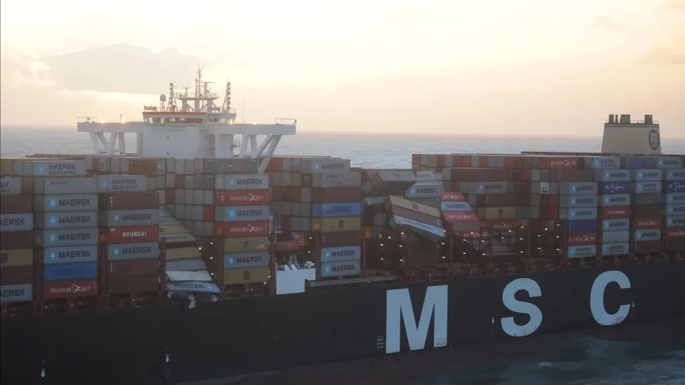 China convoca Maersk e MSC por "práticas no transporte