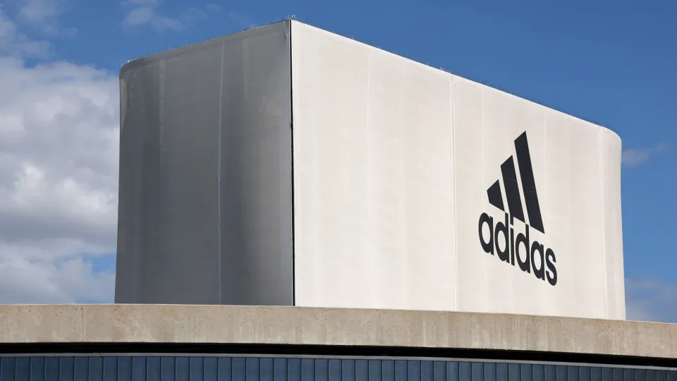 Com mais vendas, lucro da Adidas sobe 75,4% em 2025 para