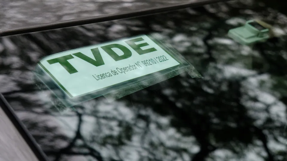 Combustíveis: Motoristas criticam Uber e Bolt por não