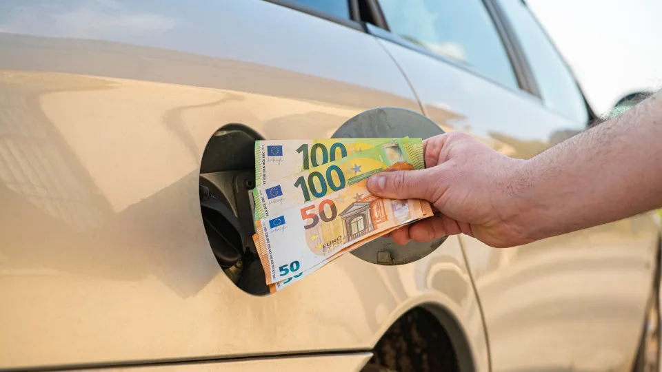 Combustíveis ficam mais baratos já amanhã: Recorde os