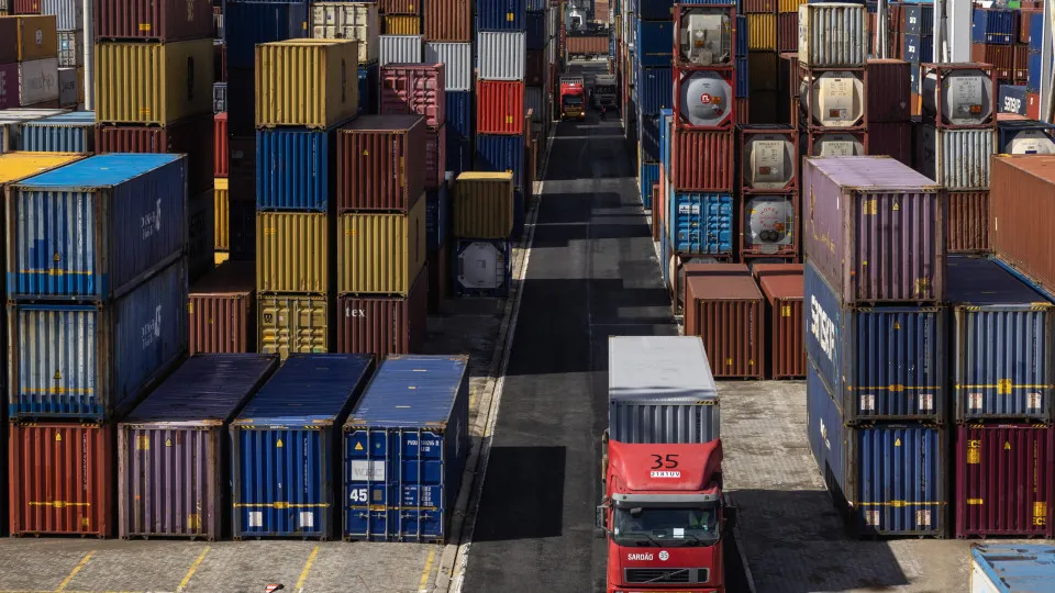 Comércio internacional: Exportações caem 14% e importações