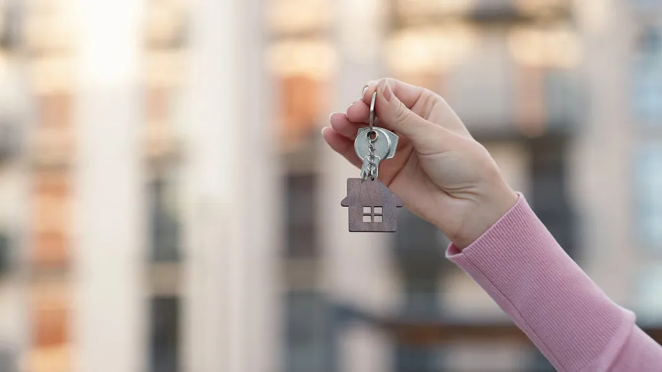Comprar casa por cá exige esforço superior a 40% do