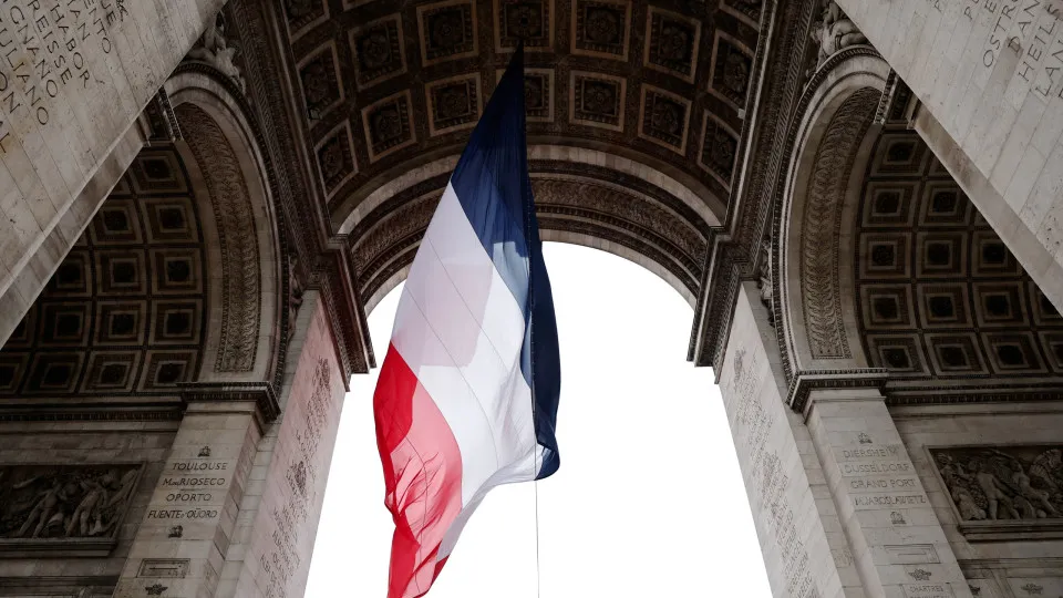 Défice público de França desce para 5,1% do PIB em 2025 e