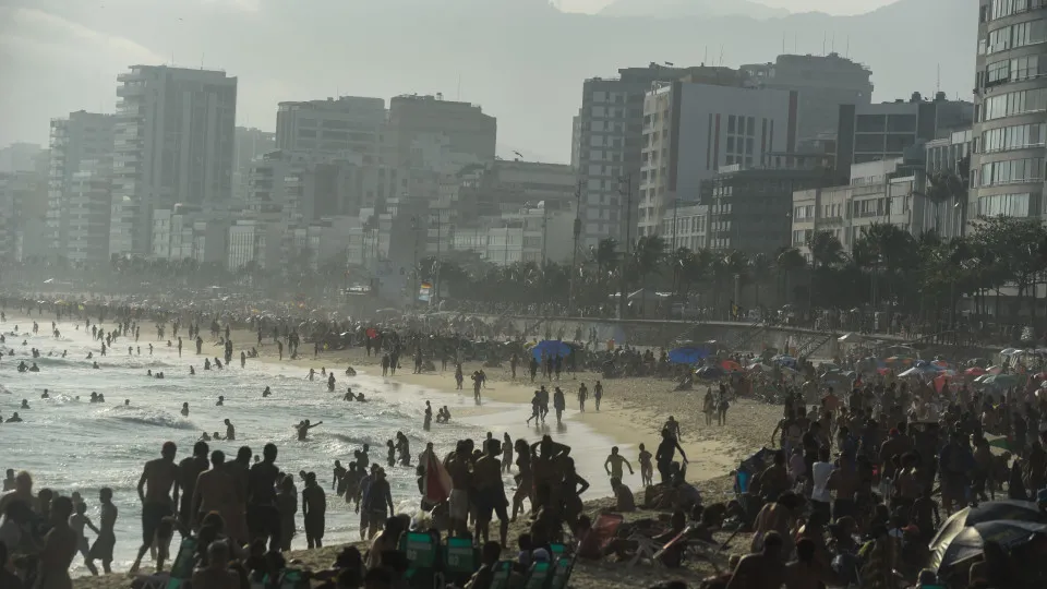 Destinos de sol e viagens longas entre as preferências na