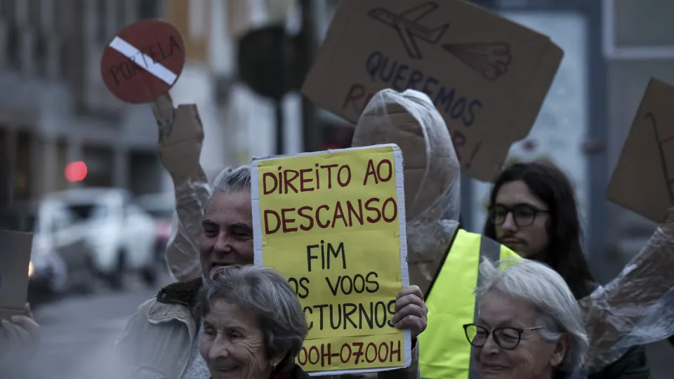 Dezenas se manifestam em Lisboa pela construção do novo