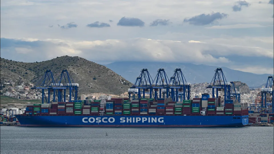Dois navios da chinesa Cosco começam a atravessar estreito