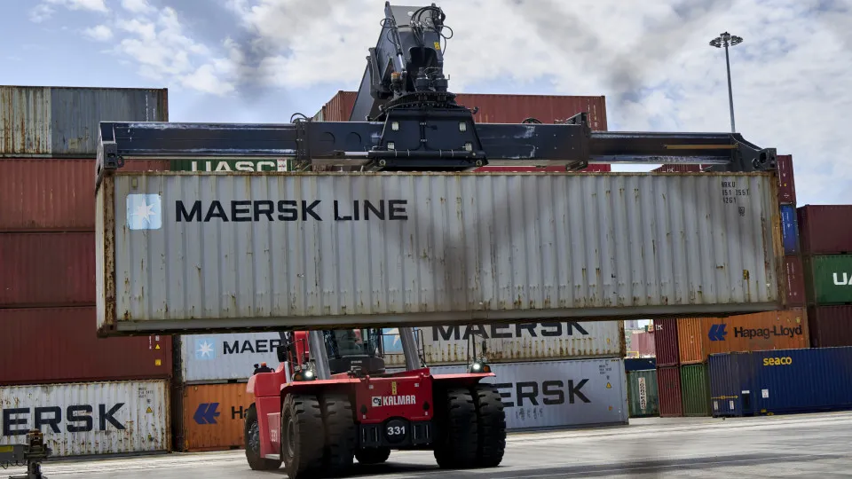 Empresa Maersk suspende todas as travessias navais pelo