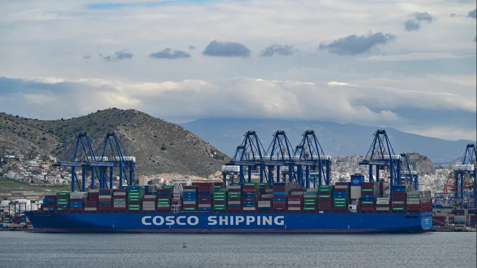 Empresa de transporte Cosco suspende novas reservas no Golfo