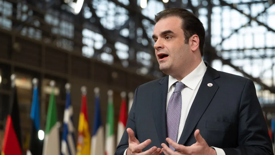 Eurogrupo defende que UE deve estar "alerta e pronta para