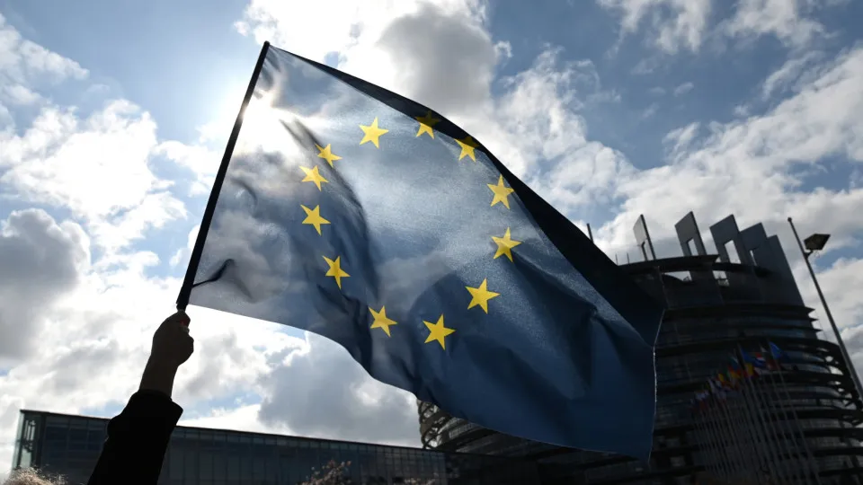 Eurostat confirma altas de 1,4% do PIB na zona do euro e 1,5%