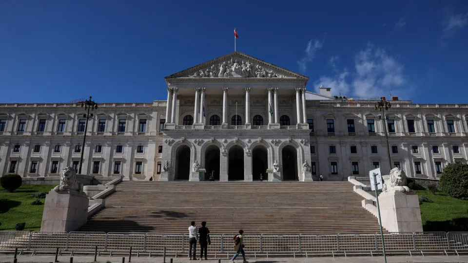 Governo admite ajustar resposta à subida de preços "se