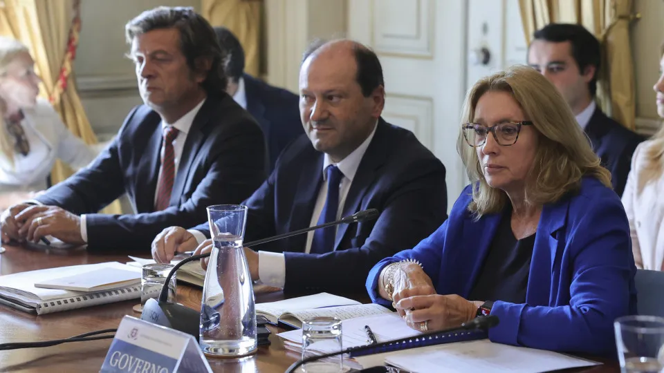 Governo reúne-se hoje com parceiros sociais ainda longe de