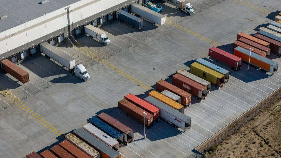 Irão: Companhias MSC e Maersk suspendem operações no