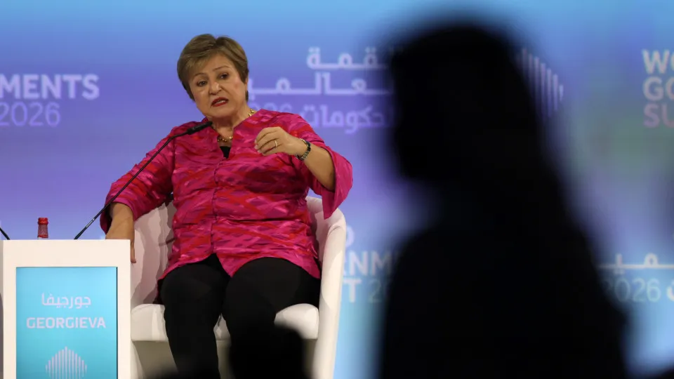 Líder do FMI diz que economia mundial volta a ser "posta à