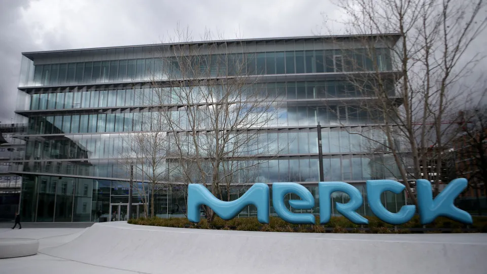 Lucro da farmacêutica alemã Merck cai 6% em 2025