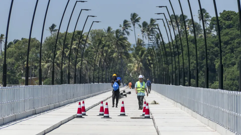 Maior ponte-cais do mundo promete mudar a vida em ilha de