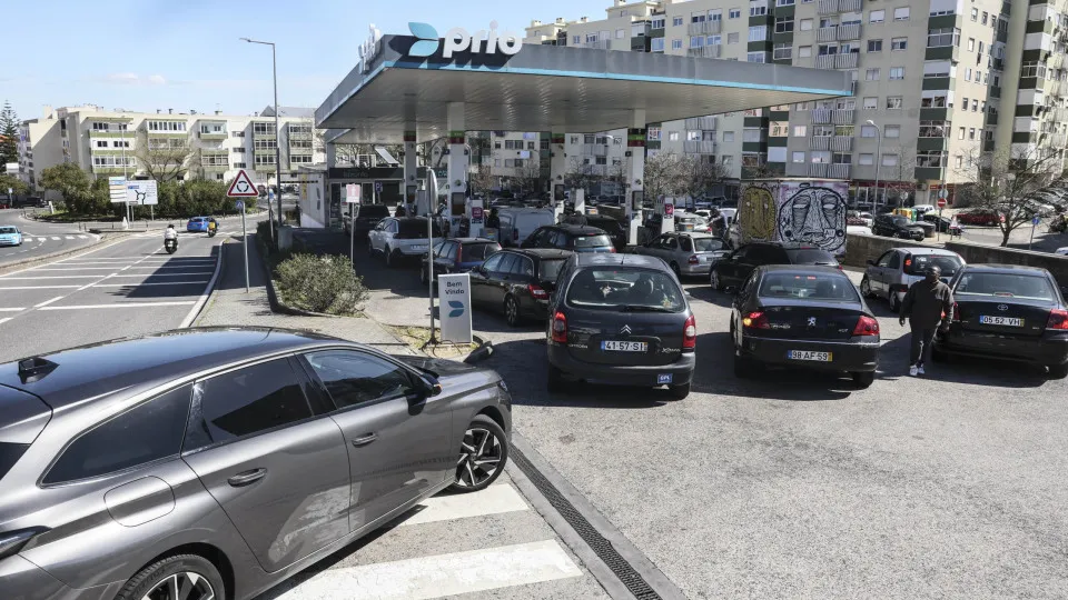 Motoristas acorrem às bombas para fazer frente à subida dos