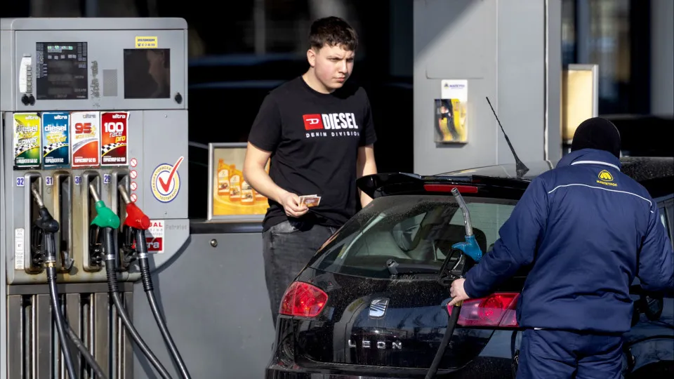 Petróleo Brent cai mais de 6% para 92 dólares por barril