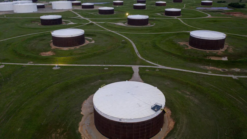 Petróleo WTI ultrapassa 100 dólares por barril pela 1.ª vez