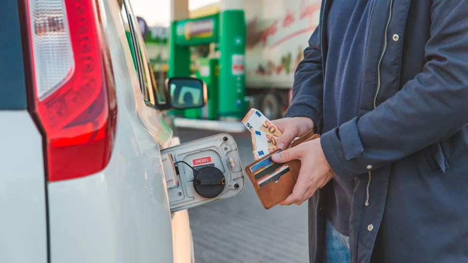 Petróleo disparando: Quando se sentirá por aqui o impacto nos