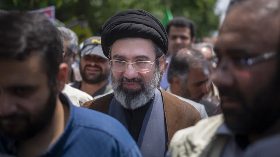 Petróleo e casas de luxo: De onde veio a fortuna de Mojtaba