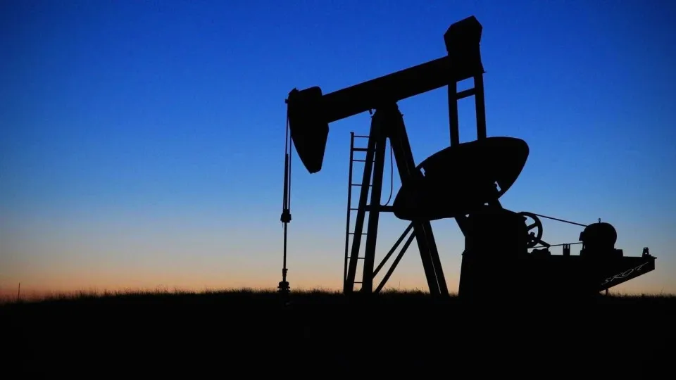 Petróleo sobe 13%, para mais de 80 dólares por barril,