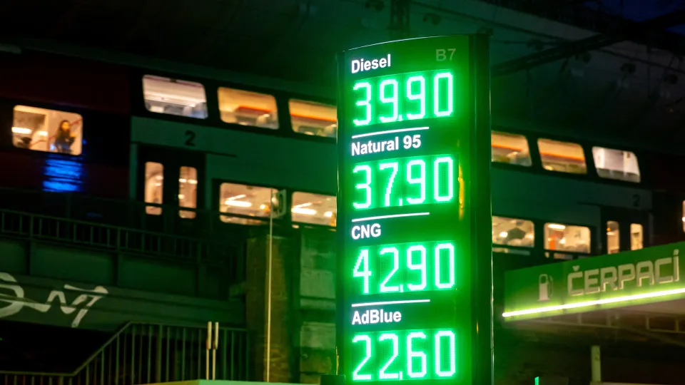 Preço do petróleo Brent cai, mas fica em torno dos 100
