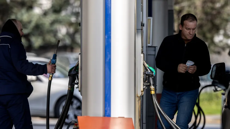 Preço do petróleo Brent mantém-se estável nos 88 dólares