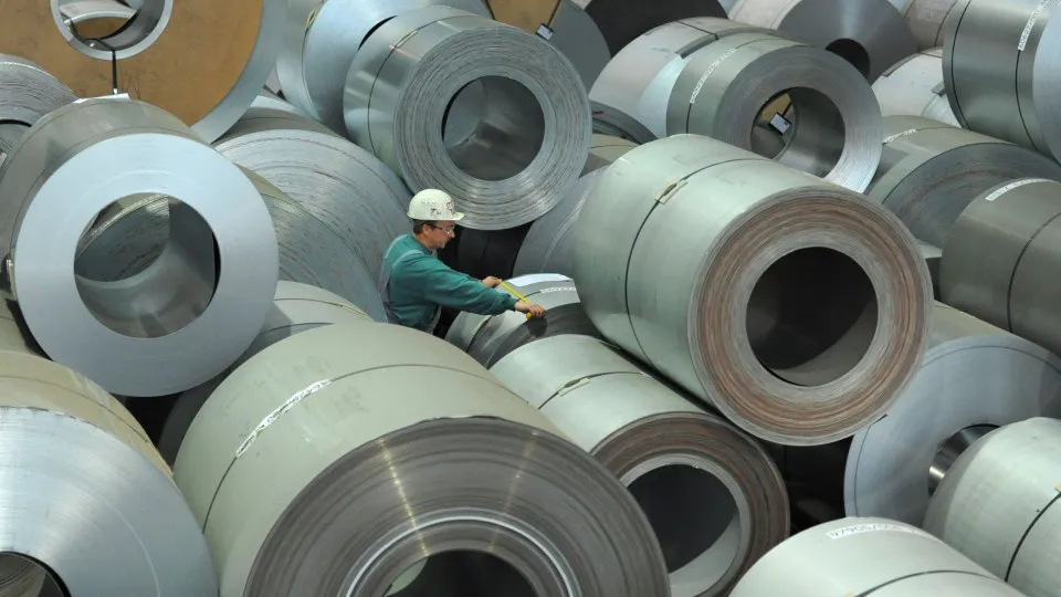 Preços na produção industrial descem 3,5% em fevereiro