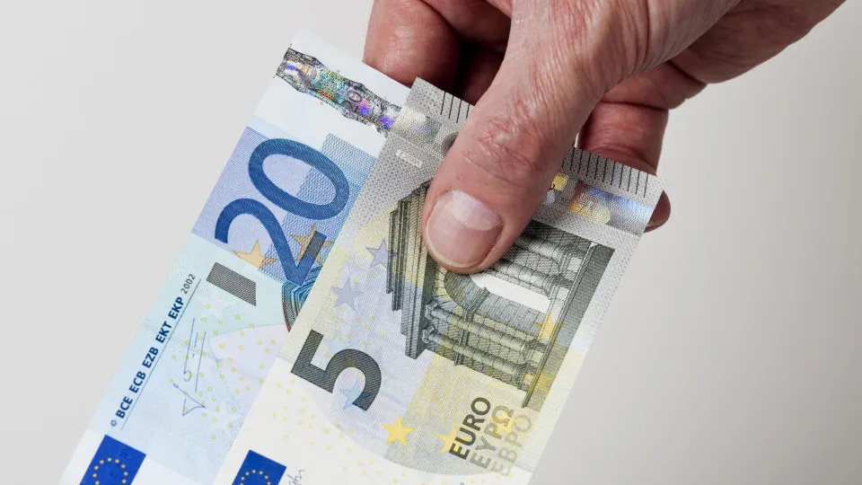 Quem tem direito aos 25€? Governo explica regras da "Botija