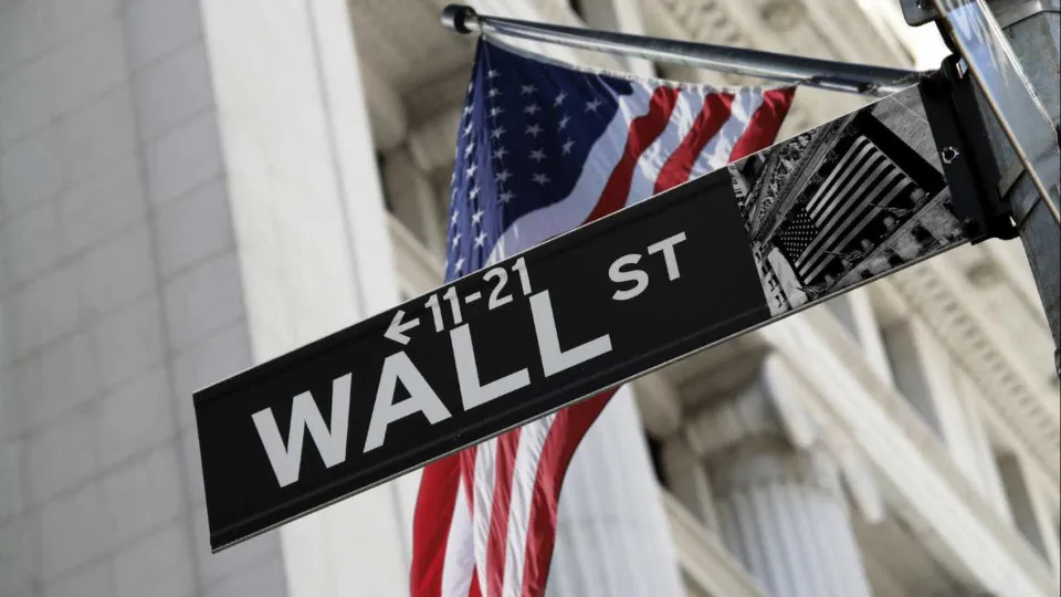 Wall Street fecha em baixa a ceder à subida da cotação do