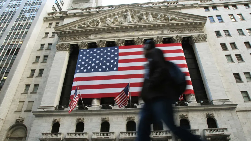Wall Street fecha em baixa clara afetada por Médio Oriente e
