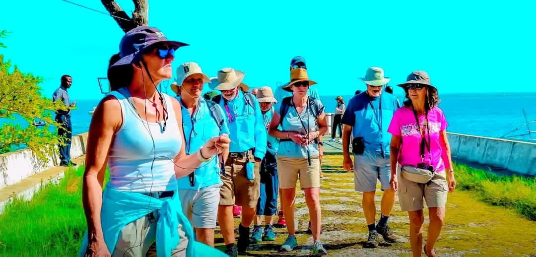 Cruzeiro com mais de 200 turistas faz escala na Ilha de