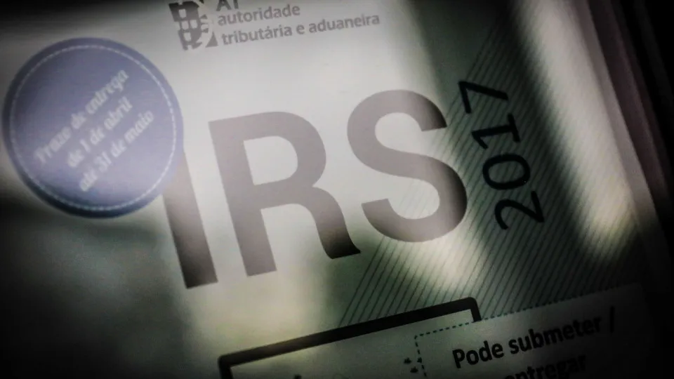 AT divulga: Taxa média de IRS dos contribuintes baixa para