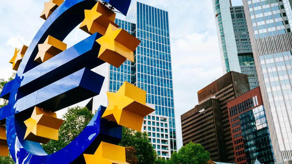 Atividade da zona euro contrai-se em abril, após 15 meses de
